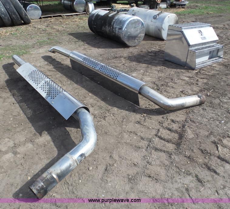 image for item J8944 Assorted truck accessories