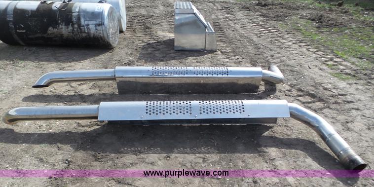 image for item J8944 Assorted truck accessories