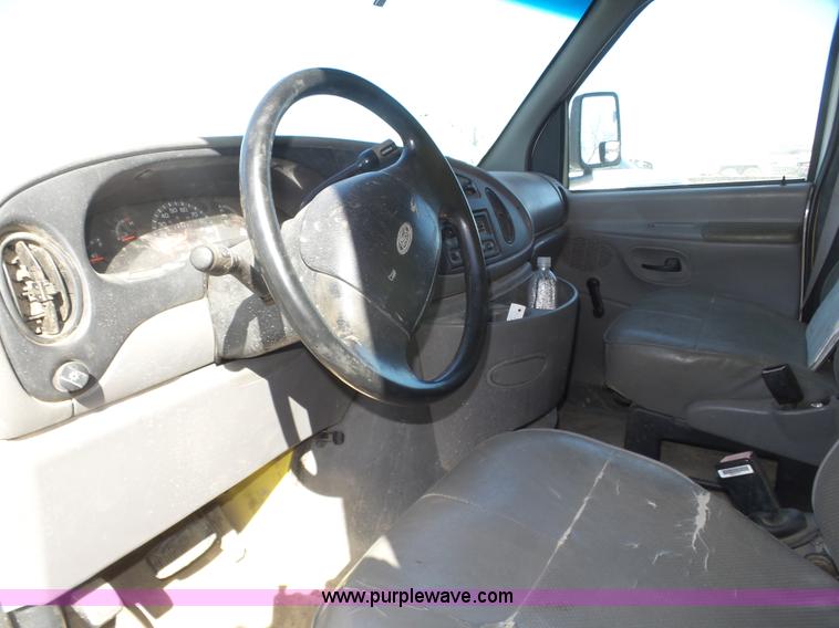 image for item J8971 1998 Ford Econoline E350 box truck