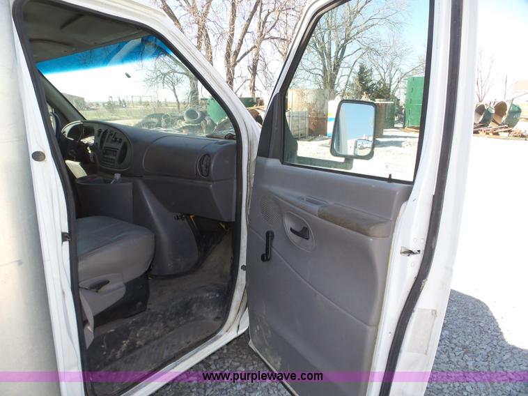 image for item J8971 1998 Ford Econoline E350 box truck