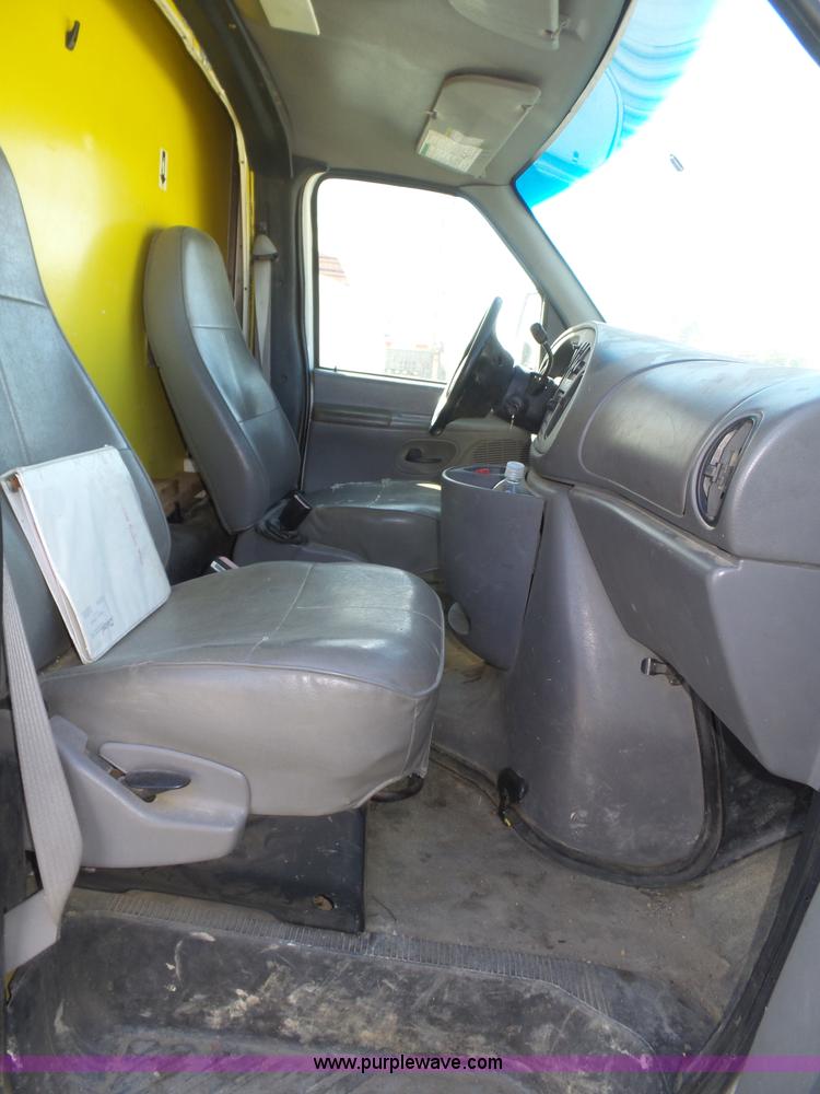 image for item J8971 1998 Ford Econoline E350 box truck