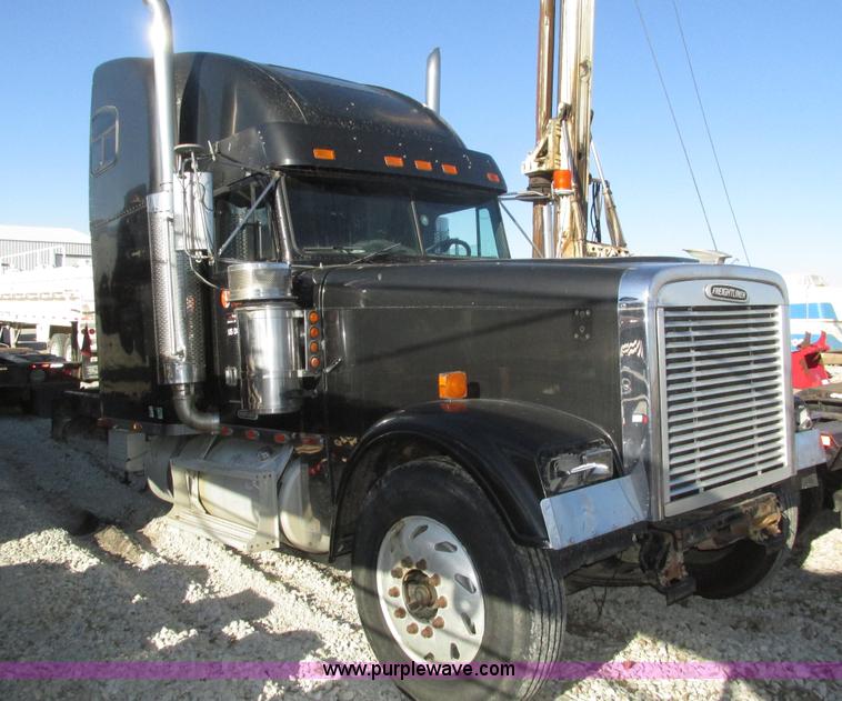 image for item J8974 1998 Freightliner FLD semi truck