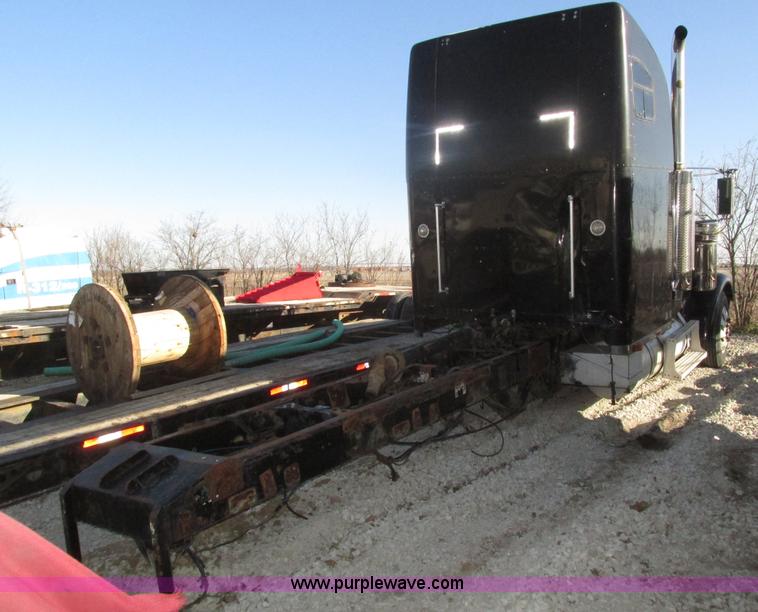 image for item J8974 1998 Freightliner FLD semi truck