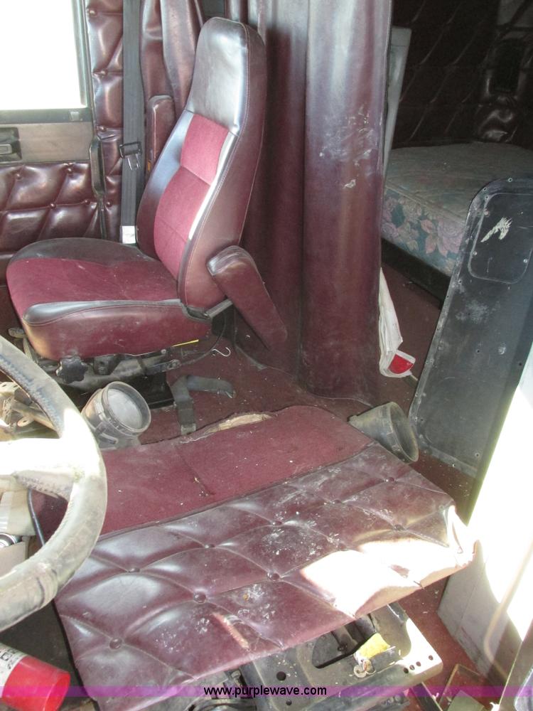 image for item J8974 1998 Freightliner FLD semi truck