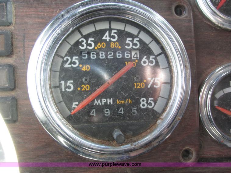 image for item J8974 1998 Freightliner FLD semi truck