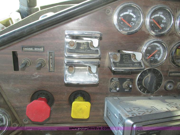 image for item J8974 1998 Freightliner FLD semi truck