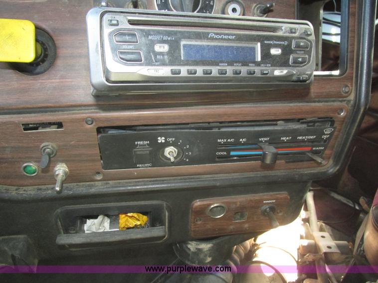 image for item J8974 1998 Freightliner FLD semi truck