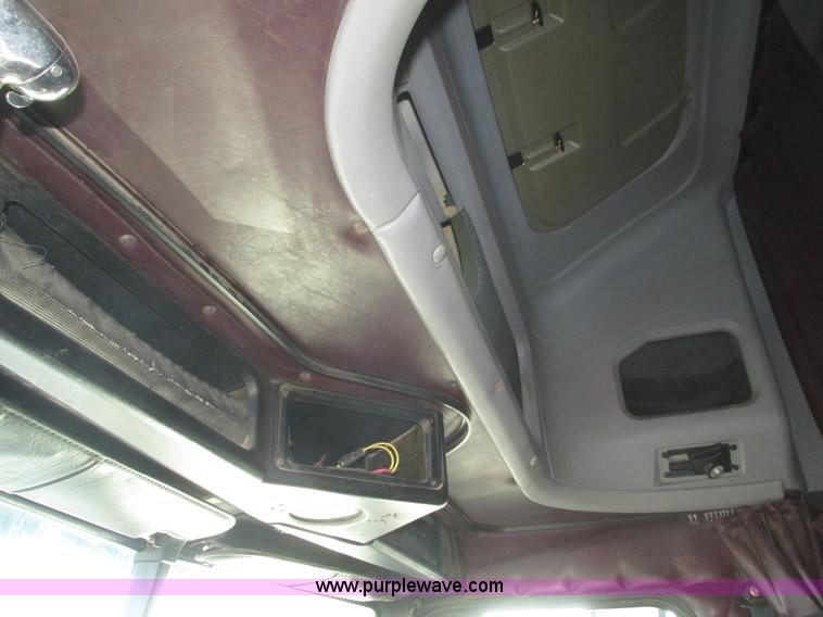 image for item J8974 1998 Freightliner FLD semi truck