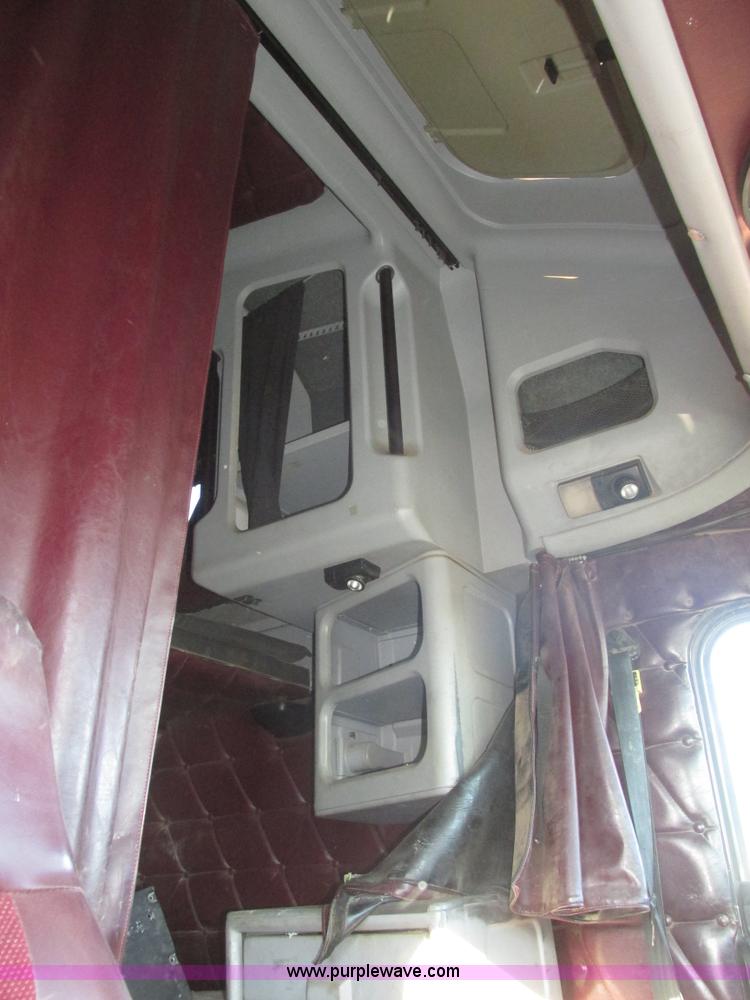 image for item J8974 1998 Freightliner FLD semi truck