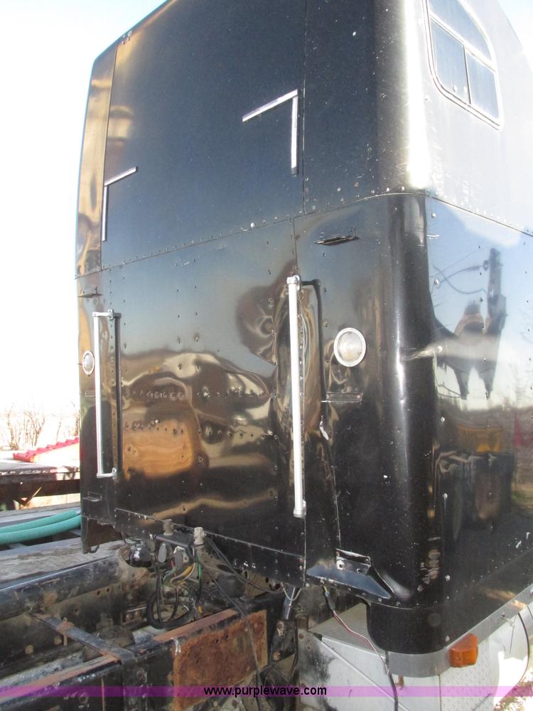 image for item J8974 1998 Freightliner FLD semi truck