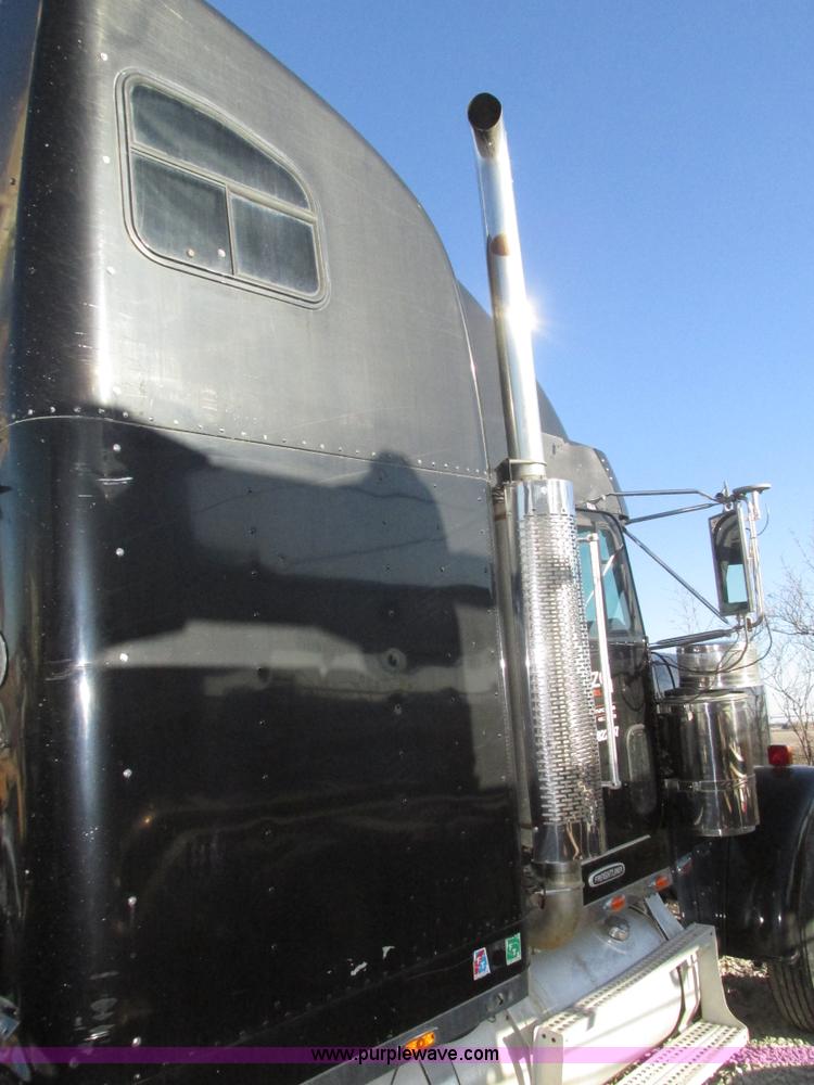 image for item J8974 1998 Freightliner FLD semi truck