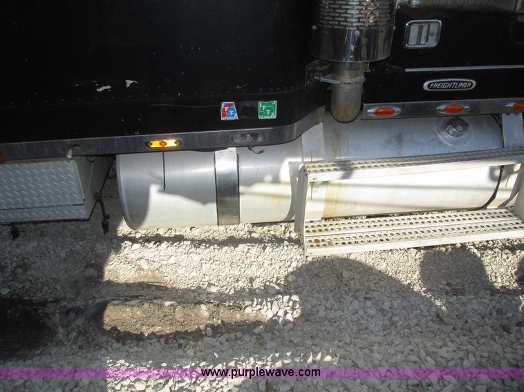 image for item J8974 1998 Freightliner FLD semi truck