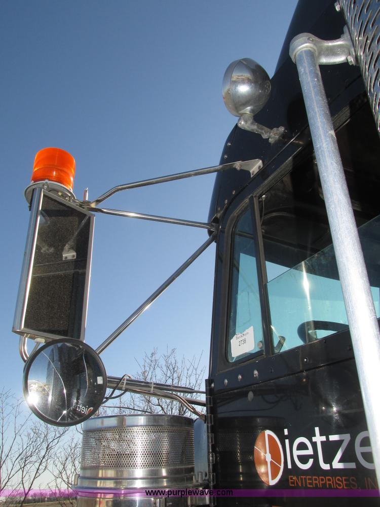 image for item J8974 1998 Freightliner FLD semi truck