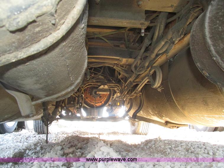 image for item J8974 1998 Freightliner FLD semi truck