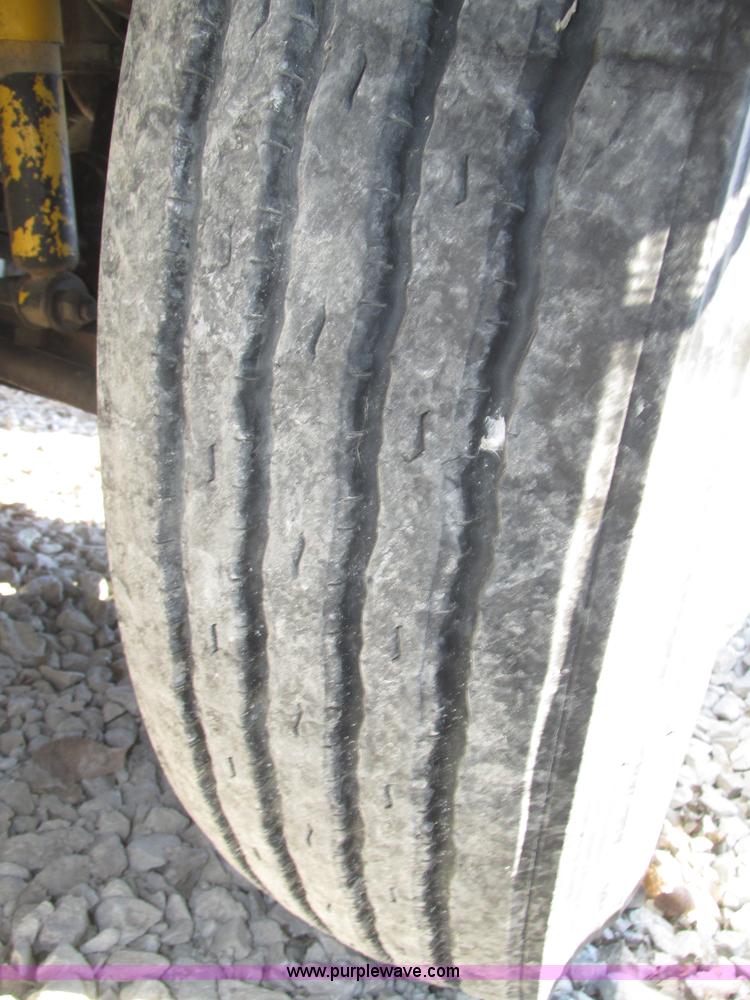 image for item J8974 1998 Freightliner FLD semi truck