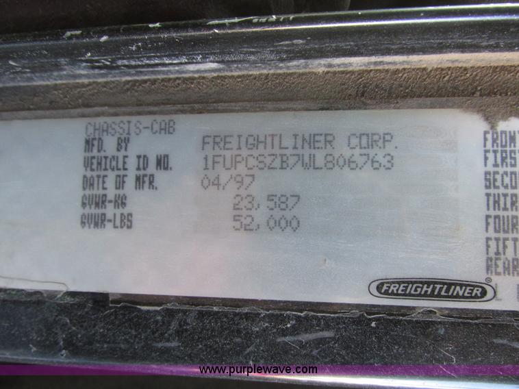 image for item J8974 1998 Freightliner FLD semi truck