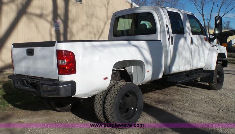 image for item K4291 2009 GMC C5500 Crew Cab truck