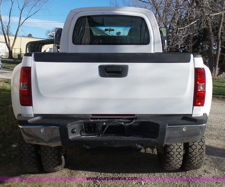 image for item K4291 2009 GMC C5500 Crew Cab truck