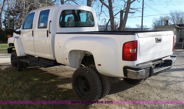 image for item K4291 2009 GMC C5500 Crew Cab truck