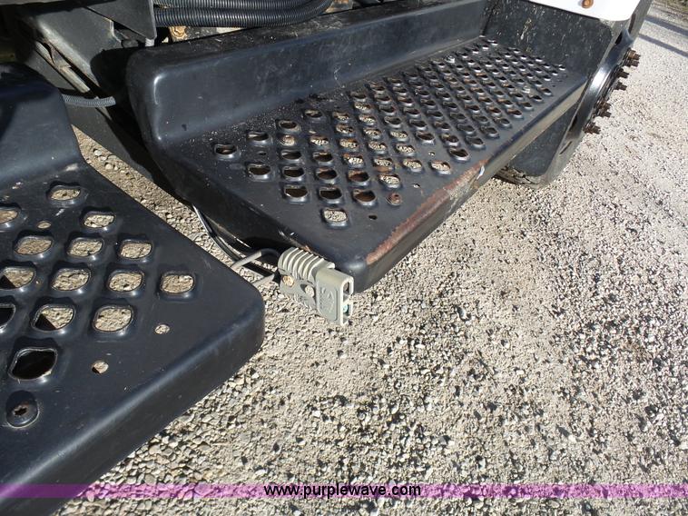 image for item K4291 2009 GMC C5500 Crew Cab truck