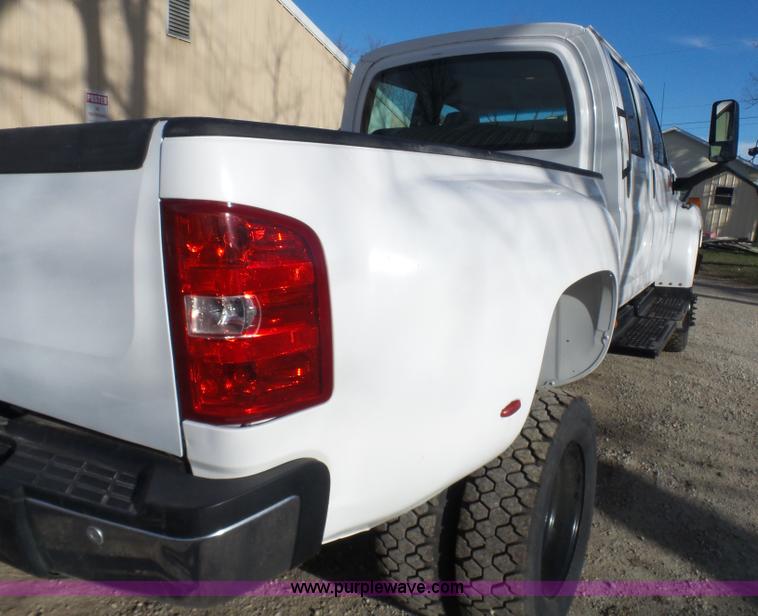 image for item K4291 2009 GMC C5500 Crew Cab truck