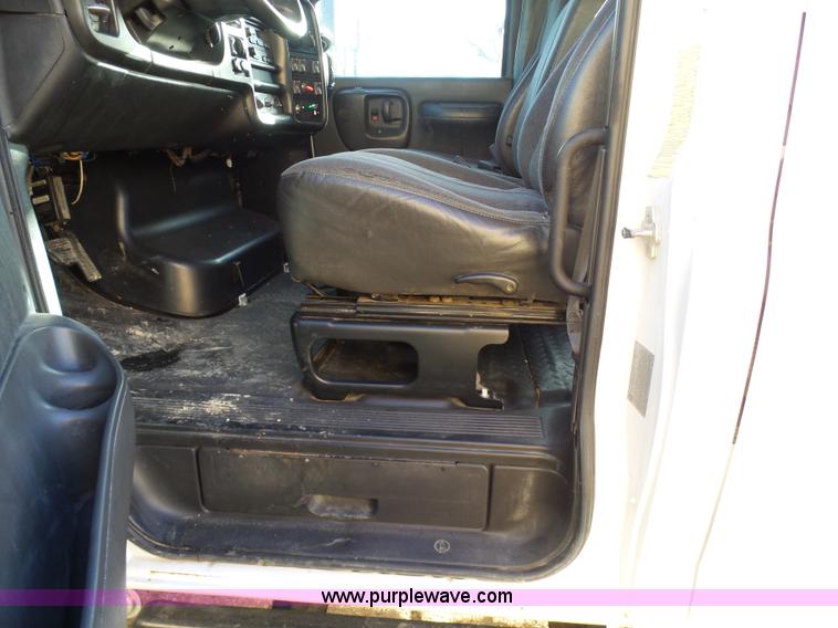 image for item K4291 2009 GMC C5500 Crew Cab truck