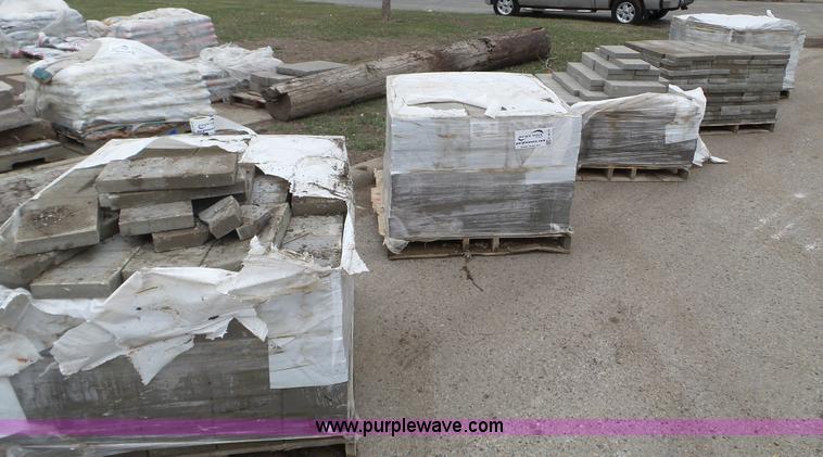 image for item K4616 Approximately 1,500 pieces of patio blocks