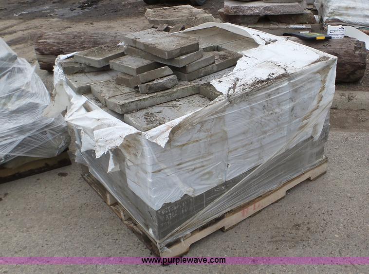 image for item K4616 Approximately 1,500 pieces of patio blocks