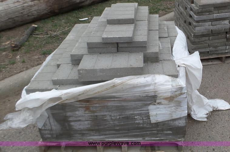 image for item K4616 Approximately 1,500 pieces of patio blocks