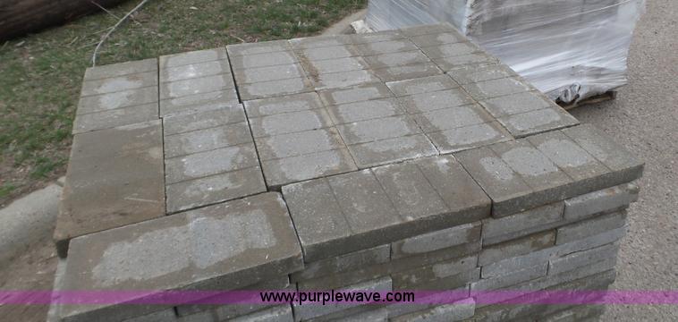 image for item K4616 Approximately 1,500 pieces of patio blocks