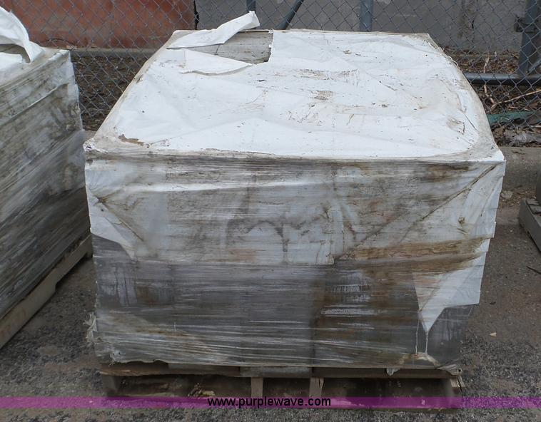 image for item K4616 Approximately 1,500 pieces of patio blocks