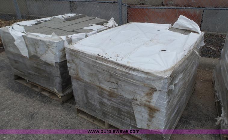 image for item K4616 Approximately 1,500 pieces of patio blocks
