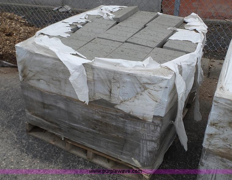 image for item K4616 Approximately 1,500 pieces of patio blocks