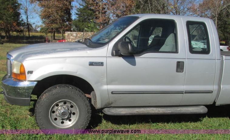 image for item L5314 2000 Ford F250 Super Duty XLT SuperCab pickup truck