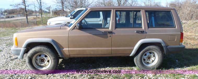 image for item L5452 1999 Jeep Cherokee SE SUV