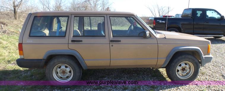 image for item L5452 1999 Jeep Cherokee SE SUV