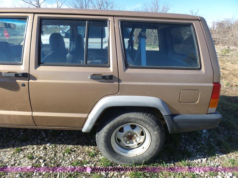 image for item L5452 1999 Jeep Cherokee SE SUV