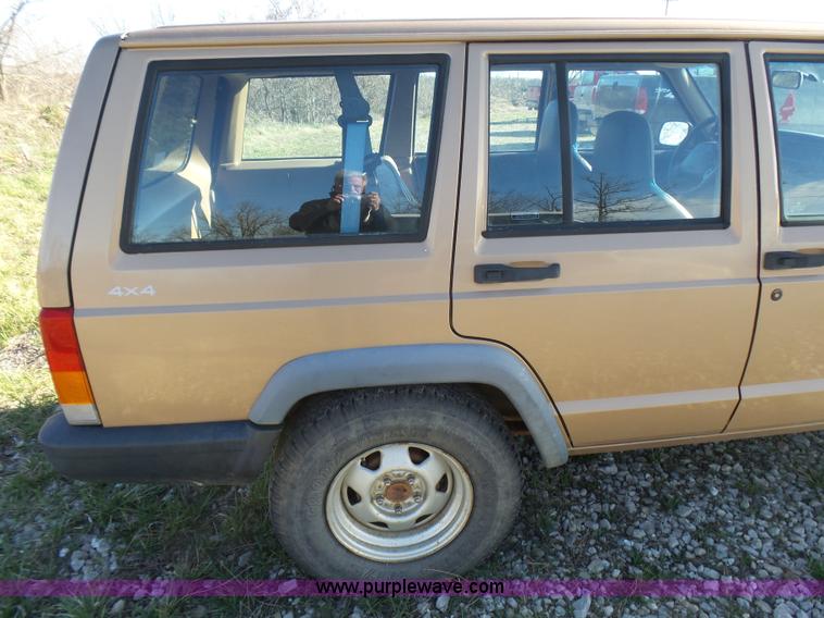 image for item L5452 1999 Jeep Cherokee SE SUV