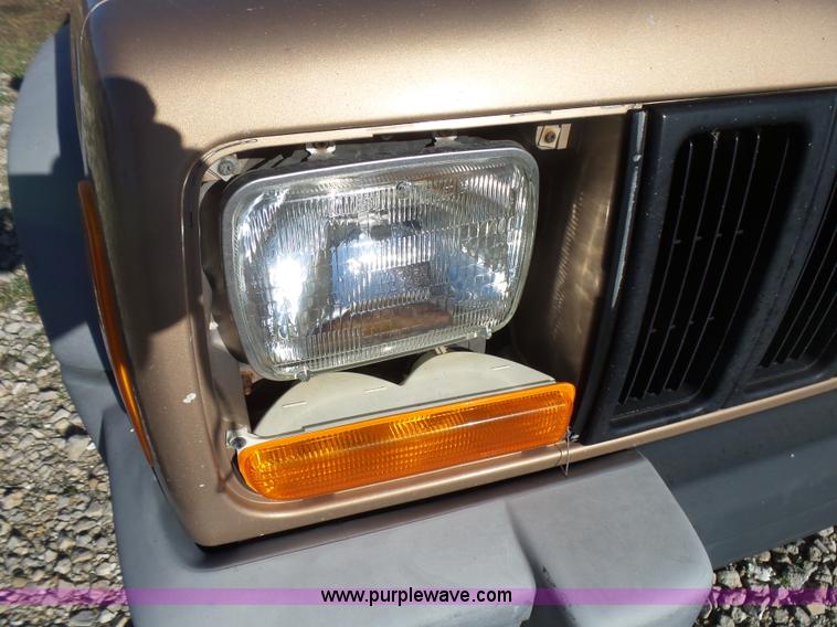 image for item L5452 1999 Jeep Cherokee SE SUV