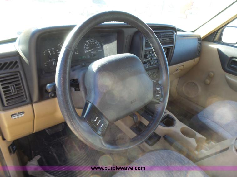 image for item L5452 1999 Jeep Cherokee SE SUV