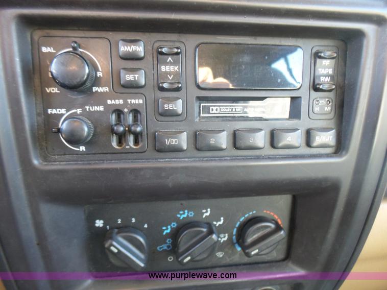 image for item L5452 1999 Jeep Cherokee SE SUV