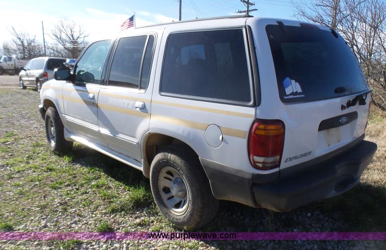 image for item L5453 2000 Ford Explorer XL SUV