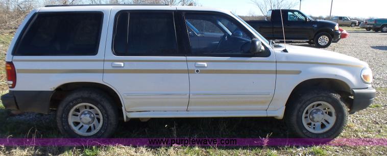 image for item L5453 2000 Ford Explorer XL SUV