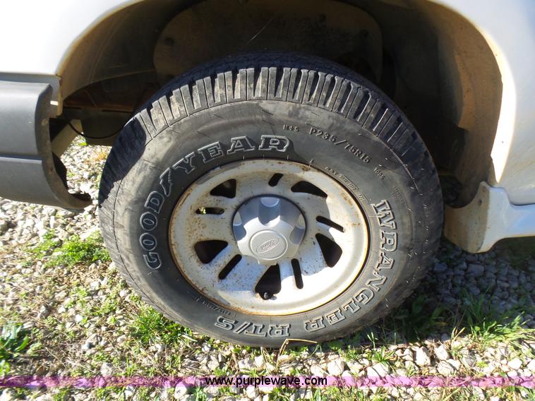 image for item L5453 2000 Ford Explorer XL SUV