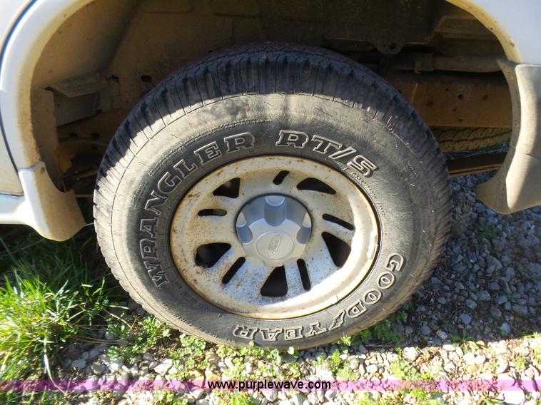 image for item L5453 2000 Ford Explorer XL SUV