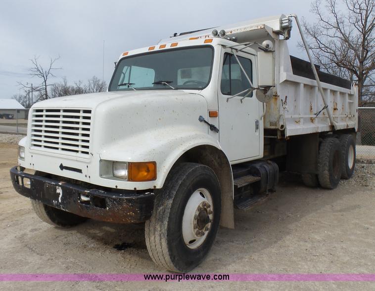 image for item L5458 1993 International 4900 dump truck