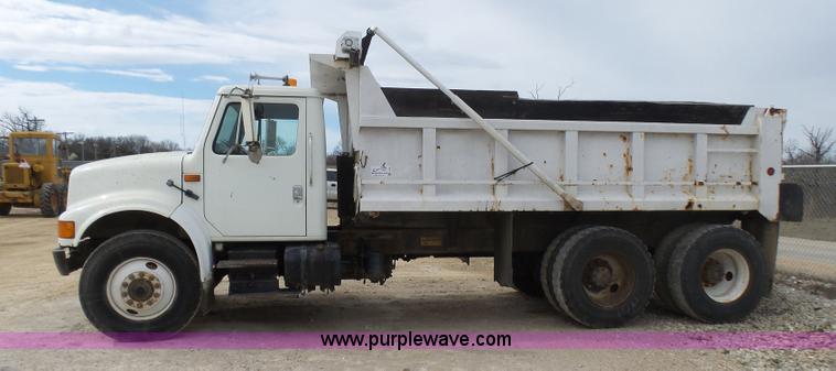 image for item L5458 1993 International 4900 dump truck