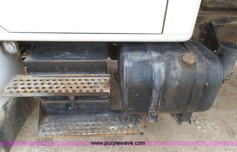 image for item L5458 1993 International 4900 dump truck