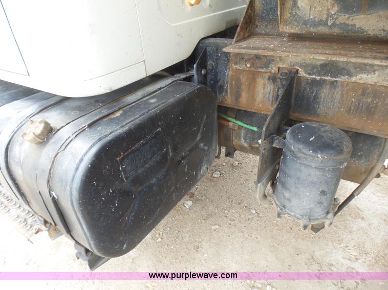 image for item L5458 1993 International 4900 dump truck