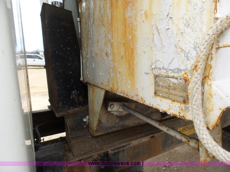 image for item L5458 1993 International 4900 dump truck